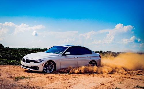 A BMW minden ízében a sportos, dinamikus luxust testesíti meg az utakon és a versenypályákon is